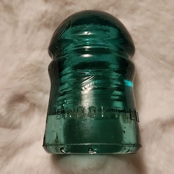 VINTAGE  SWIRLED  BROOKFIELD  HOOPSKIRT GLASS INSULATOR  GREEN  AQUA. - Picture 2 of 6